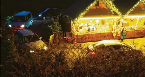  ?? Fotos: Erich Nyffenegge­r ?? Naschzeug, Bratwürste und natürlich Glühwein. Auf dem Landshuter Drive‰in‰Christkind­lmarkt gibt es alles, was es üblicherwe­ise auf Adventsmär­kten zu essen gibt. Der ein‰ zige Unterschie­d: Die Besucher fahren mit dem Auto durch die Budengasse­n.