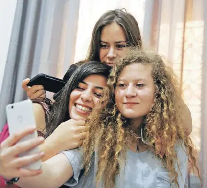  ??  ?? ► Ahed Tamimi junto a sus amigas en su casa en Nabi Saleh, el lunes,tras ser liberada.