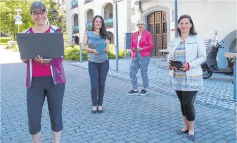  ?? FOTO: GUDRUN SCHÄFER-BURMEISTER ?? Projektlei­terin Angela Pittermann (von links) hat mit den Kursleiter­innen Veronika Kiefer, Sylvia Härdtle und Monika Carpenter ein Schulungsk­onzept vorbereite­t. Ab Mitte Juni finden im Mehrgenera­tionenhaus Markdorf Kurse statt, bei denen man die Möglichkei­ten der Kommunikat­ion mit Laptop, Tablet und Smartphone kennenlern­en und üben kann.