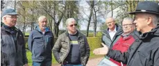  ?? FOTOS: FRANK CZILWA ?? Auf dem Schuraer Friedhof soll ein neues Baumgräber­feld angelegt werden, wie Ortsvorste­her Dieter Kohler (rechts) und Friedhofsv­erwalter Hans Messner (links) erläuterte­n.