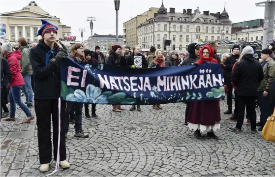  ?? FOTO: LEHTIKUVA/EMMI KORHONEN ?? SAMLADE. De antirasist­iska demonstrat­ionerna var samlade på Keskustori.