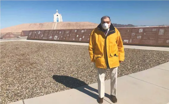  ?? FABIEN DEGLISE LE DEVOIR ?? Jacques-André Istel devant son musée, le Museum of History in Granite, situé à Felicity, un minuscule village planté au beau milieu du désert de la Californie.