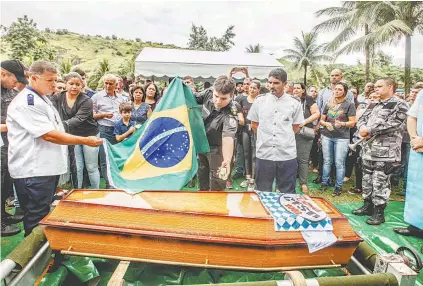  ??  ?? O sargento Mauricio Chagas Barros foi sepultado no Cemitério Jardim da Saudade, em Sulacap