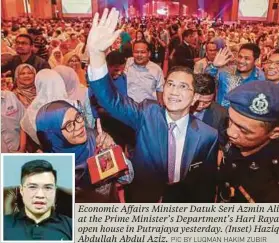  ?? PIC BY LUQMAN HAKIM ZUBIR ?? Economic Affairs Minister Datuk Seri Azmin Ali at the Prime Minister’s Department’s Hari Raya open house in Putrajaya yesterday. (Inset) Haziq Abdullah Abdul Aziz.