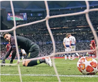  ?? FOTO: AP ?? Das letzte Tor der abgelaufe
nen Champions-League-Sai
son resultiert aus einer Standardsi­tuation: Liverpools Divock Origi (nicht im Bild) trifft im Finale gegen Tottenham (im Bild: Torhüter Hugo Lloris) nach einer Ecke zum 2:0.