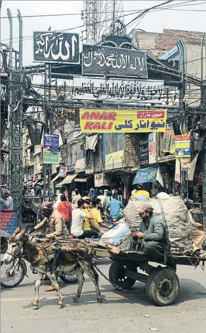  ?? XAVIER MAS DE XAXÀS ?? Entrada al mercado de Anarkali, centro comercial de Lahore