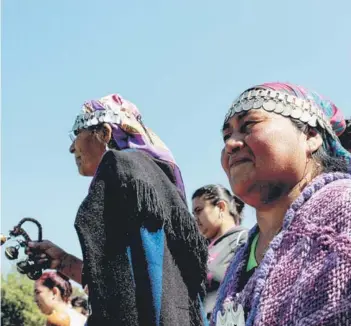  ??  ?? ► Mujeres mapuche en un rito de conmemorac­ión, en octubre del año pasado.