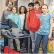  ?? FOTO: STEFFEN LANG ?? Tobias Ernst (links) und seine Schüler bereiten den Hilfstrans­port nach Rumänien vor.