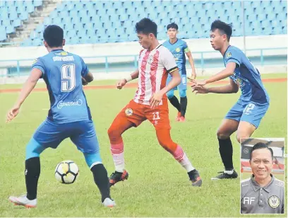  ??  ?? DICABAR: Amir (tengah) melarikan bola sambil dicabar dua pertahanan PKNP FC pada aksi Piala Presiden 2018 di Stadium Sarawak petang kelmarin. Gambar sisipan Abang Fomay.