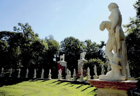  ?? (Foto Balanza) ?? La Cavalleriz­za L’arena per l’allenament­o dei cavalli interament­e decorata. Una delle gemme di parco Bolasco