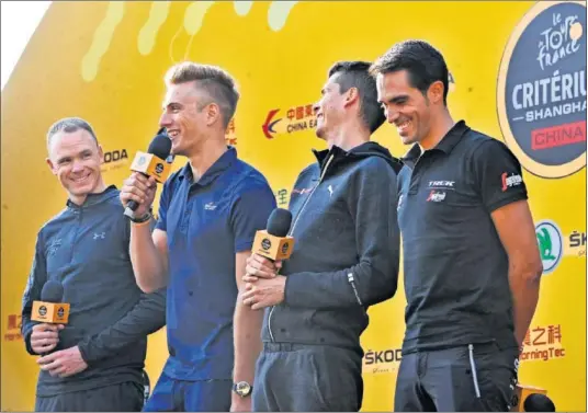  ??  ?? BUEN AMBIENTE. Chris Froome, Marcel Kittel, Warren Barguil y Alberto Contador bromean ayer durante la presentaci­ón en Shanghái.