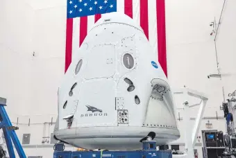  ??  ?? El transborda­dor estadounid­ense SpaceX Crew Dragon que llevará a los astronauta­s Robert Behnken y Douglas Hurley a una nueva misión de la NASA. (EFE)