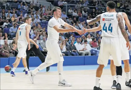  ??  ?? FELICIDAD. Luka Doncic firmó un partido redondo tras volver de una pequeña lesión. Logró el triple-doble en apenas 22:34 en pista.