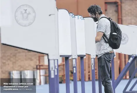  ?? GETTY IMAGES ?? Más votantes latinos están dispuestos a votar por republican­os.