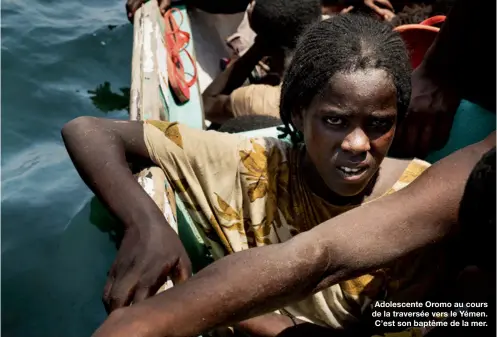  ??  ?? Adolescent­e Oromo au cours de la traversée vers le Yémen. C’est son baptême de la mer.