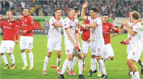  ??  ?? Fortunas Spieler feiern vor der Südtribüne die Humba.