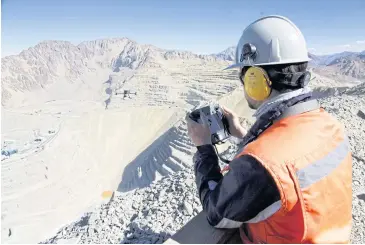  ?? ANGLO AMERICAN/REUTERS ?? A worker operates a drone at Anglo American’s Los Bronces copper mine in Chile on Friday.