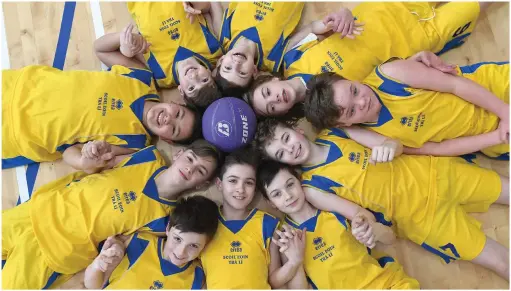  ??  ?? Scoil Eoin’s young basketball players putting their heads together on the court.