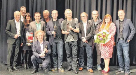  ?? FOTO: KORNELIA HÖRBURGER ?? Krähe-Gewinner Artem Zolotarov (Vierter von links) mit den anderen Ausgezeich­neten und den Jury-Mitglieder­n. Am Sonntagabe­nd sind die Preise in der Angerhalle vergeben worden.