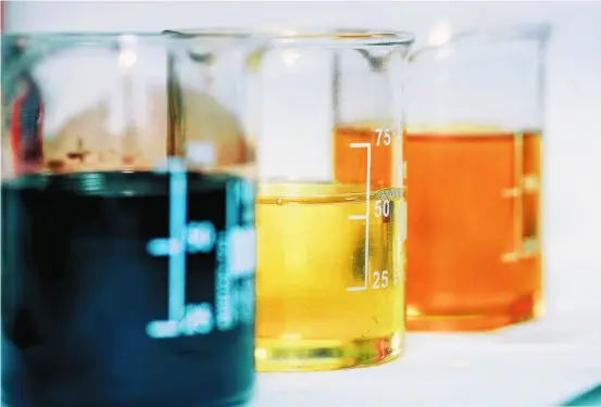  ??  ?? En el laboratori­o se comprueba el resultado del proceso: a la izquierda, el aceite tal como llega a la planta. A la derecha, la base lubricante regenerada