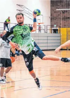  ?? ARCHIVFOTO­S: ALEXANDER HOTH UND TSV LINDAUI ?? Auch die Fußballer vom SV Achberg (Kevin Bosio, l.) und die Handballer vom TSV Lindau (Robert Brozio, r.) haben jetzt viel Freizeit.