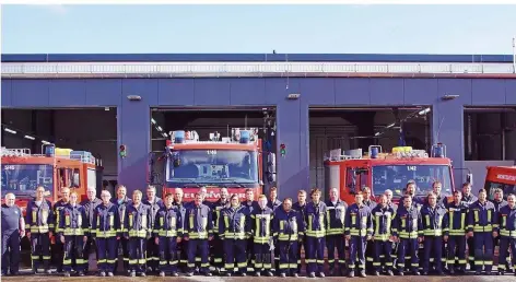  ?? FOTO: FEUERWEHR ?? Die Feuerwehrl­eute vor dem neuen, gemeinsame­n Gerätehaus zwischen Auersmache­r und Sitterswal­d.