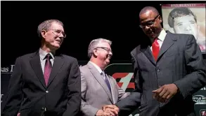  ?? Arkansas Democrat- Gazette/ MELISSA SUE GERRITS ?? Southwest Conference Hall of Fame inductees Bill Burnett ( from left), Chuck Dicus and Todd Day greet one another during an induction ceremony Monday at the Statehouse Convention Center in Little Rock. Burnett, Dicus and Day were among eight past...