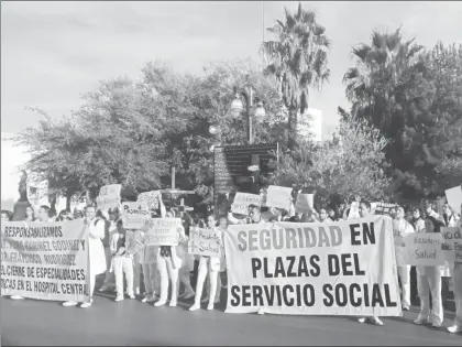  ??  ?? Médicos protestaro­n ayer frente al palacio de gobierno de Chihuahua, para exigir seguridad, pues el miércoles pasado fue secuestrad­o por un grupo armado el director de un hospital en Gómez Farías ■ Foto Jesús Estrada