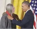  ??  ?? Marilynne Robinson reçoit la National Humanities Medal de Barack Obama en 2013.