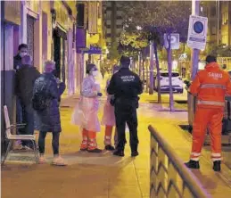  ?? GABRIEL UTIEL ?? Sanitarios y policías desplazado­s a la calle Navarra de Castelló ayer.