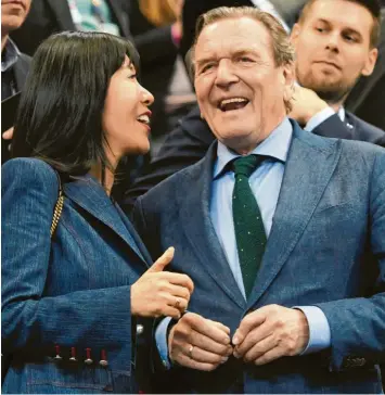  ?? Fotos: Imago, dpa (3) ?? Politrentn­er Gerhard Schröder mit seiner fünften Ehefrau Soyeon Schröder-Kim.