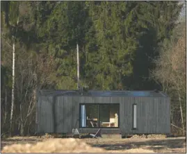  ??  ?? Solar panels on the roof generate energy for a Slow Cabin in Zandbergen.