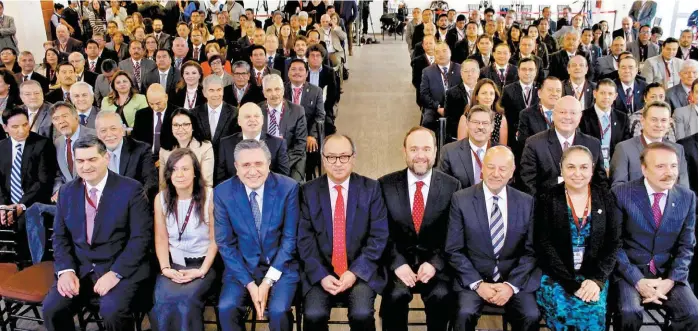  ?? FOTOS: SEP ?? El titular de la Anuies, Jaime Valls Esponda ( centro derecha), refrendó el compromiso de colaboraci­ón de la asociación ante el secretario de Educación Pública, Otto Granados Roldán( centro) y el presidente de la Comisión Nacional de los Derechos Humanos ( CNDH), Luis Raúl Gonzáles Pérez ( centro izquierda).