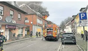  ?? FOTO: UWE HELDENS ?? Ein Dachstuhl brannte kurz vor dem Jahreswech­sel in Ratheim.