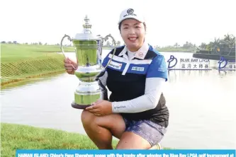  ??  ?? HAINAN ISLAND: China’s Feng Shanshan poses with the trophy after winning the Blue Bay LPGA golf tournament at Jian Lake Blue Bay Golf Course on China’s southern Hainan island yesterday. —AFP