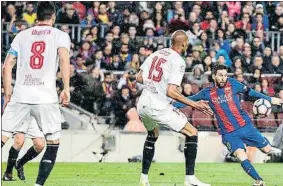  ?? ÀLEX GARCIA ?? Messi se prepara para lograr el tercer gol del Barça, anoche