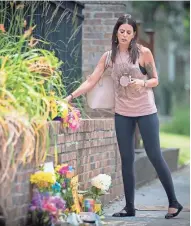  ?? TNS ?? Friends and strangers left flowers at a makeshift memorial on Monday at the scene where a Minneapoli­s police officer shot and killed Justine Damond in Minneapoli­s.