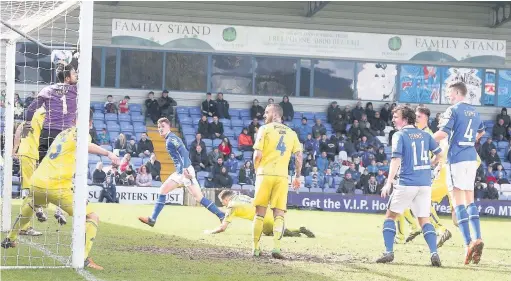  ?? Peter Hilton Photograph­y ?? ●● Paul Lewis scores the winning goal for Macclesfie­ld against Guiseley on Saturday