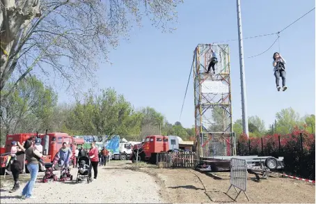  ?? (Photos Valérie Le Parc) ?? Après une ascension de huit mètres entre les cordes, c’est une tyrolienne de quarante-cinq mètres qui attend les courageux.