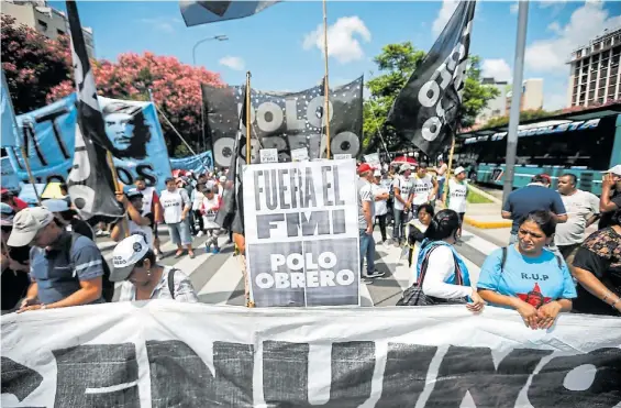  ?? LUCIA MERLE ?? Por la Emergencia Alimentari­a y contra el Fondo. Las consignas de la marcha de los piqueteros de izquierda a Desarrollo Social.