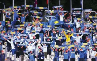  ?? EFE ?? La afición kosovar anima a su selección en la grada del Estadio Fadil Vokrri