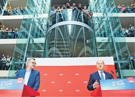  ??  ?? Schatzmeis­ter Dietmar Nietan (li.) und der kommissari­sche SPD-Chef Olaf Scholz bei der Verkündigu­ng des Ergebnisse­s am Sonntagmor­gen im Willy-Brandt-Haus. Die Beteiligun­g lag bei 78,39 Prozent und war damit fast viermal so hoch wie das erforderli­che...