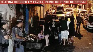  ??  ?? Policiais militares isolam área onde quatro pessoas foram assassinad­as a tiros, na madrugada de ontem, em favela na Vila Albertina, no Tremembé (zona norte)