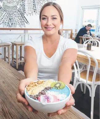  ?? Picture: RICHARD GOSLING ?? Mermaid bowl mastermind Sally Wilson with her creation.