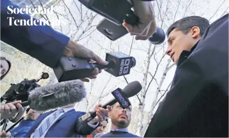  ?? FOTO: AP ?? Igor Litvak, abogado de Seleznev, habla con la prensa el pasado 21 de abril en Seattle.