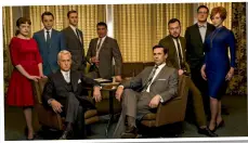  ??  ?? Elenco de Mad Men reunido. Dele, Elisabeth Moss e o próprio protagonis­ta, Jon Hamm, ganharam o mundo