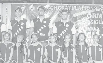  ?? ORMOC CITY LGU PHOTO ?? Mayor Richard Gomez (center, back row), with Vice Mayor Leo Carmelo Locsin Jr. (left) and Councilor Vincent Rama pose on stage, during the victory program, with some of the Ormoc City "Siglaro Elites" athletes that won the 2018 EVRAA championsh­ip title.