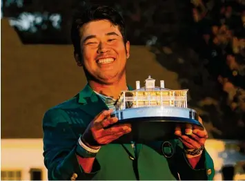  ?? Foto: David J. Philipp, dpa ?? Grünes Jackett und Siegertrop­häe für den Japaner Hideki Matsuyama.