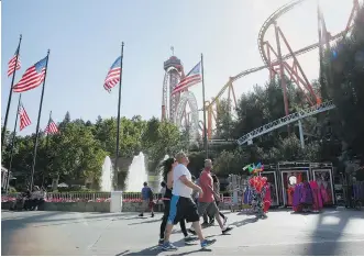  ?? PATRICK T. FALLON/ BLOOMBERG ?? A trip to Six Flags Magic Mountain in Valencia, Calif., offered Peter Hodson a chance to teach his children about the stick market.