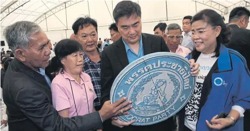  ??  ?? HERE I AM AGAIN: Democrat leader Abhisit Vejjajiva greets members of his party as he visited its headquarte­rs in Bangkok.